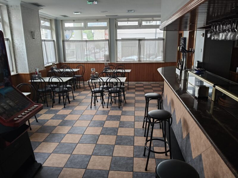 Pastelería, cafetería, con obrador, cocina y terraza