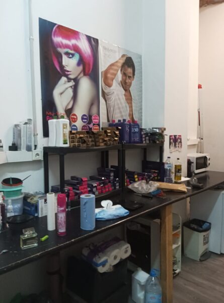 TRASPÀSO PELUQUERIA CON CARTERA DE CLIENTES