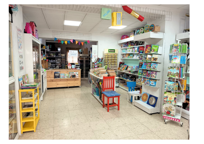 TRASPASO LIBRERÍA-PAPELERÍA | Más de 40 años | Clientela fija | Alquiler 500 €