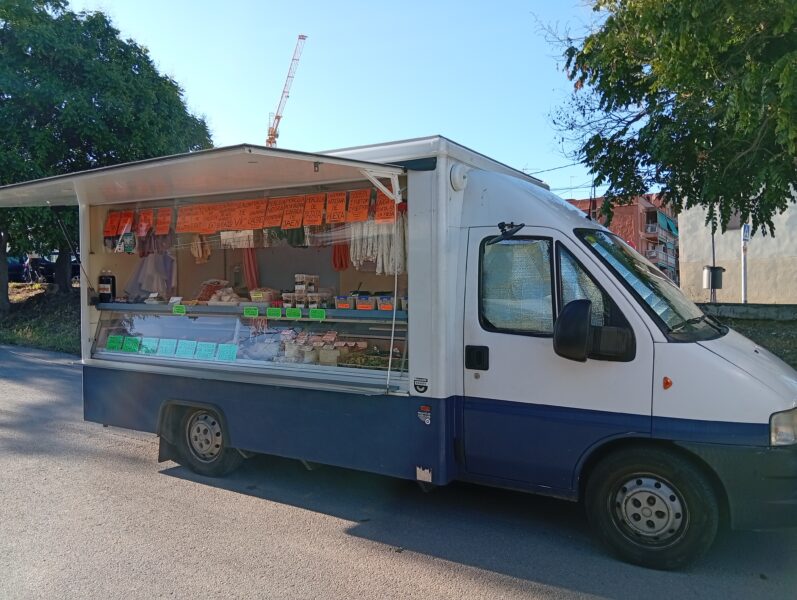 Traspaso de puesto de alimentación en 4 mercados